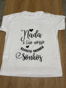 0435 - Blusa T-shirt  Estampada "NADA É TÃO NOSSO QUANTO NOSSOS SONHOS"