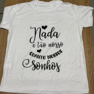 0435 - Blusa T-shirt Estampada "NADA É TÃO NOSSO QUANTO NOSSOS SONHOS"